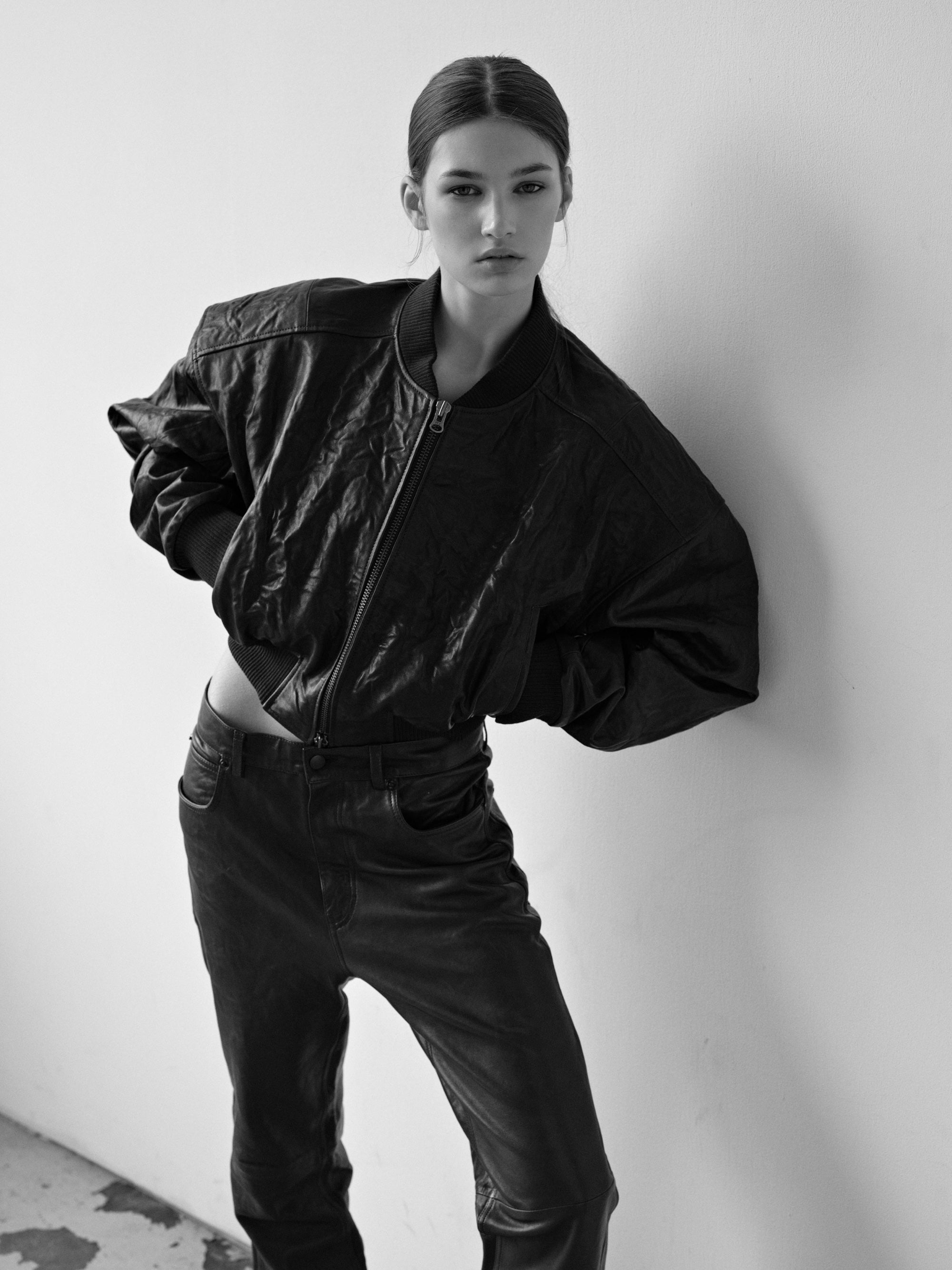 CRINCKLED LEATHER CROPPED BOMBER JACKET IN BLACK