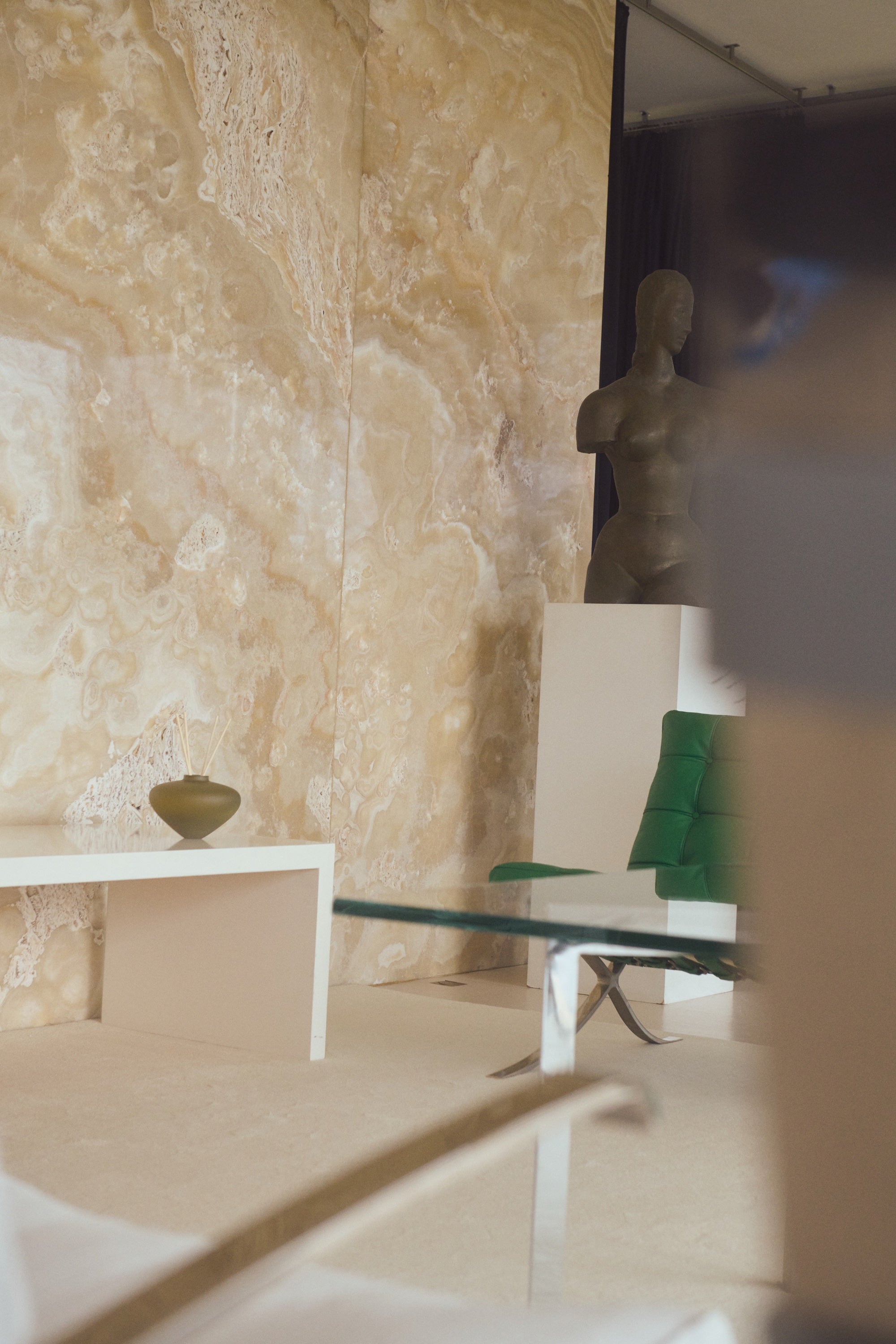 PEBBLE VASE 03 GLASS OLIVE MATTE