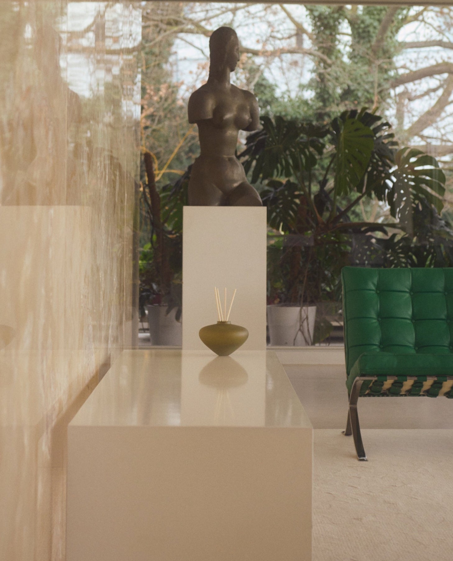 PEBBLE VASE 03 GLASS OLIVE MATTE