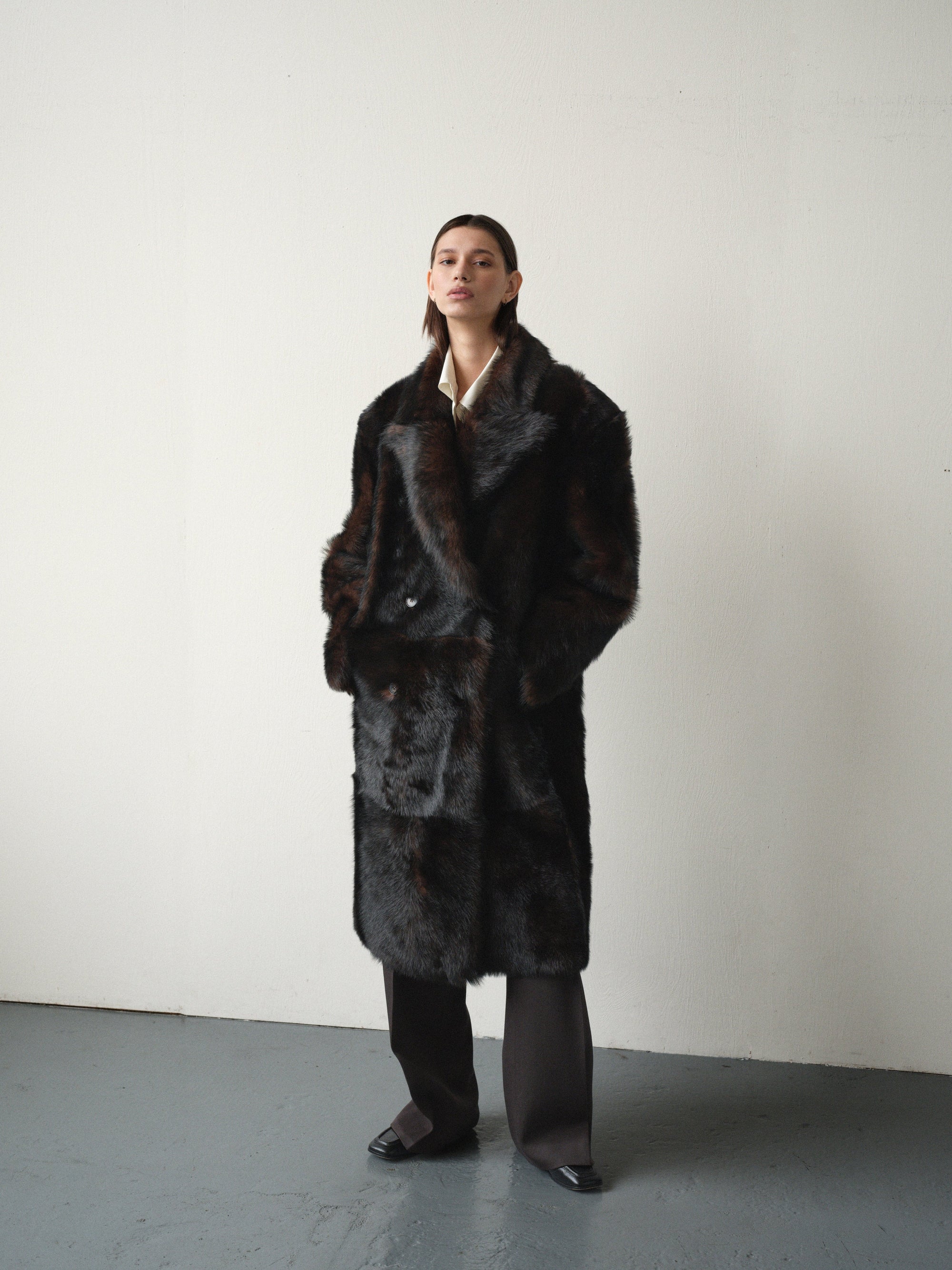 MIDI SHEARLING COAT IN DARK BROWN