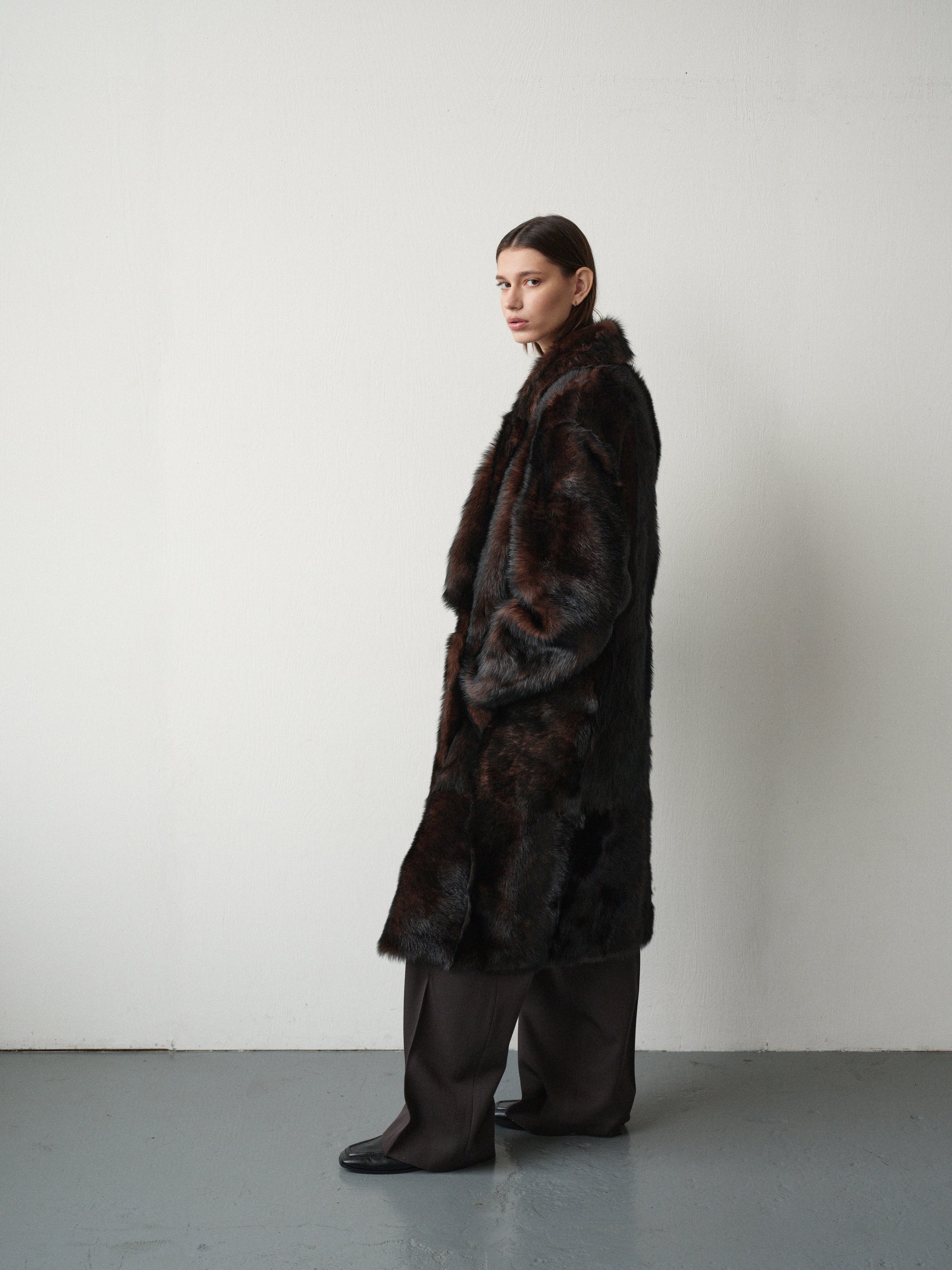 MIDI SHEARLING COAT IN DARK BROWN